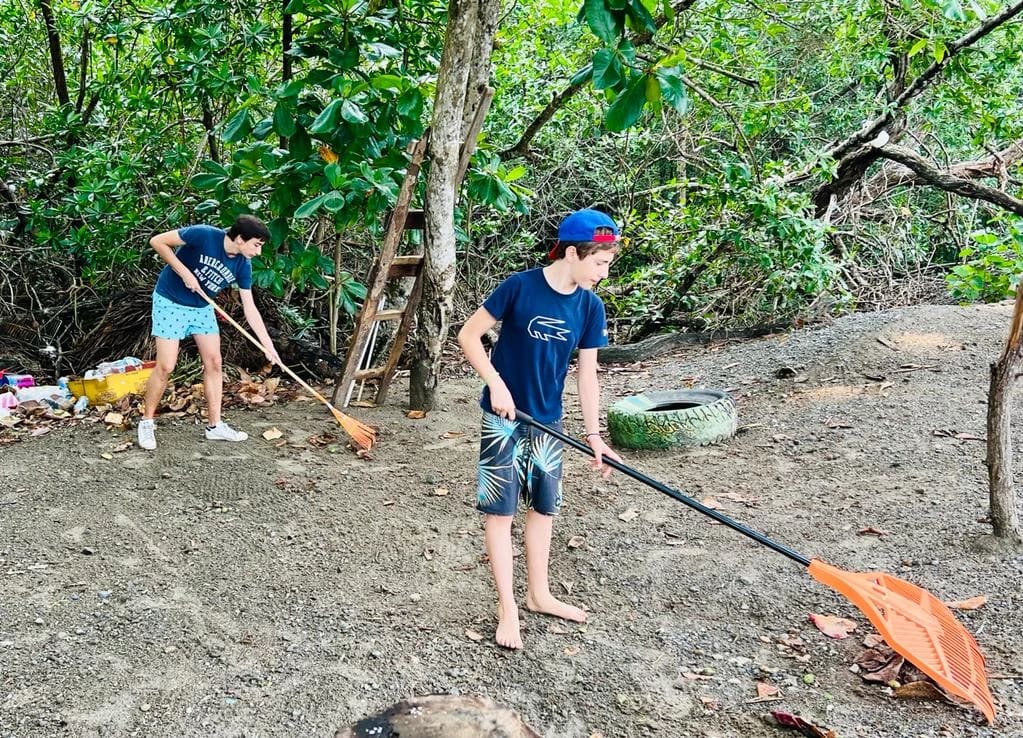 volunteers helping in samara beach