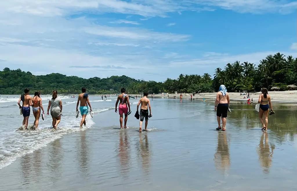 Volunteers walking back to school after fixing up the local community sports field in Sámara. volunteering costa rica samara