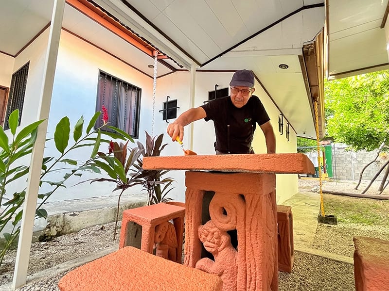 Lázaro while working and maintaining our school! lazaro maintenance intercultura costa rica